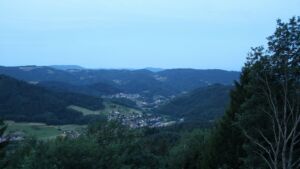 Dieses Bild zeigt eine Webcam-Aufnahme vom Achertal, aufgenommen am Mittwoch, den 08.07.2026 um 05:10 Uhr. Die Temperatur betrug 17.5°C.