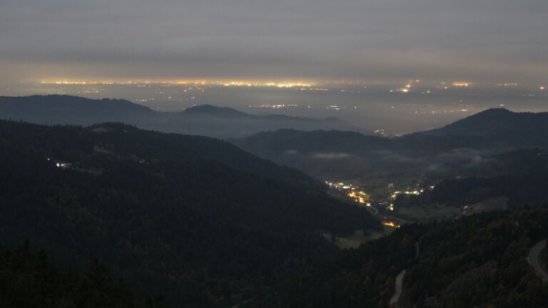 Dieses Bild zeigt eine Webcam-Aufnahme vom Achertal, aufgenommen am Donnerstag, den 09.10.2025 um 01:30 Uhr. Die Temperatur betrug 10.4°C.