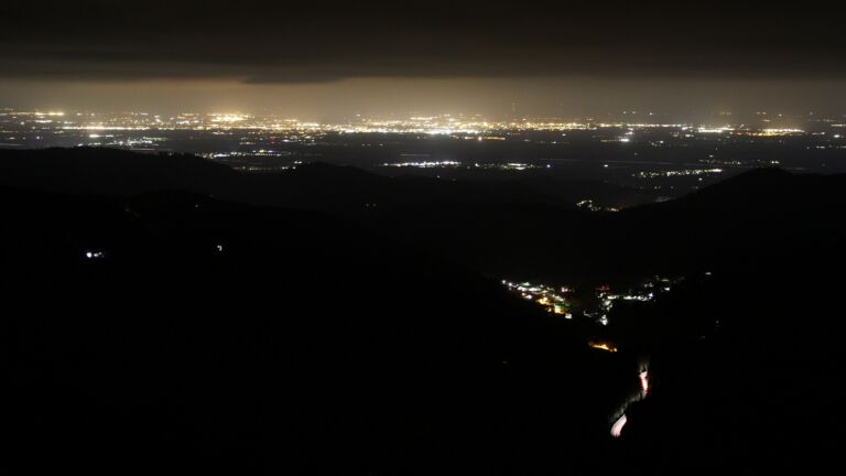 Dieses Bild zeigt eine Webcam-Aufnahme vom Achertal, aufgenommen am Montag, den 06.04.2026 um 00:30 Uhr. Die Temperatur betrug 6.1°C.