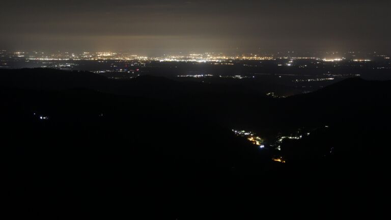 Dieses Bild zeigt eine Webcam-Aufnahme vom Achertal, aufgenommen am Sonntag, den 24.08.2025 um 02:30 Uhr. Die Temperatur betrug 9.6°C.