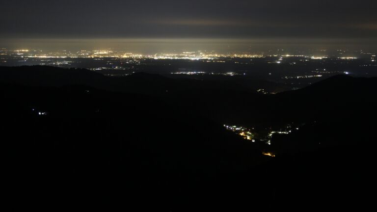 Dieses Bild zeigt eine Webcam-Aufnahme vom Achertal, aufgenommen am Sonntag, den 19.10.2025 um 04:30 Uhr. Die Temperatur betrug 4.7°C.