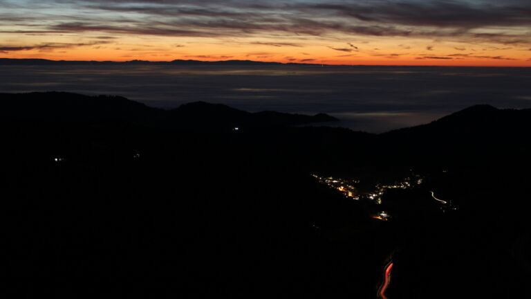 Dieses Bild zeigt eine Webcam-Aufnahme vom Achertal, aufgenommen am Mittwoch, den 25.02.2026 um 19:10 Uhr. Die Temperatur betrug 10.8°C.