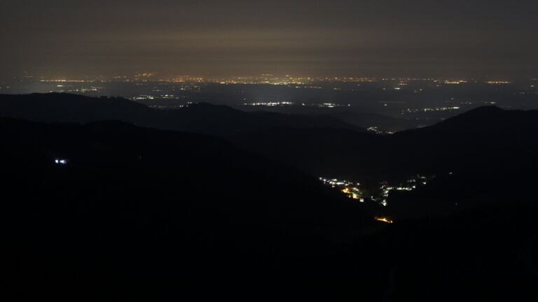 Dieses Bild zeigt eine Webcam-Aufnahme vom Achertal, aufgenommen am Montag, den 09.03.2026 um 02:00 Uhr. Die Temperatur betrug 9.8°C.