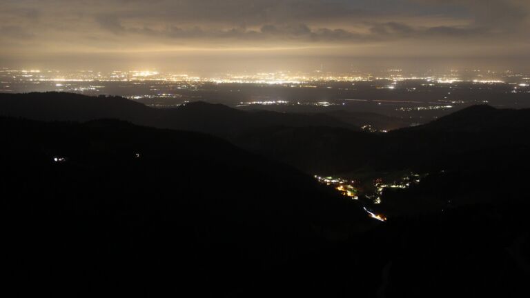 Dieses Bild zeigt eine Webcam-Aufnahme vom Achertal, aufgenommen am Montag, den 06.04.2026 um 05:20 Uhr. Die Temperatur betrug 4.2°C.