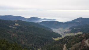 Dieses Bild zeigt eine Webcam-Aufnahme vom Achertal, aufgenommen am Donnerstag, den 04.12.2025 um 12:00 Uhr. Die Temperatur betrug 1.9°C.