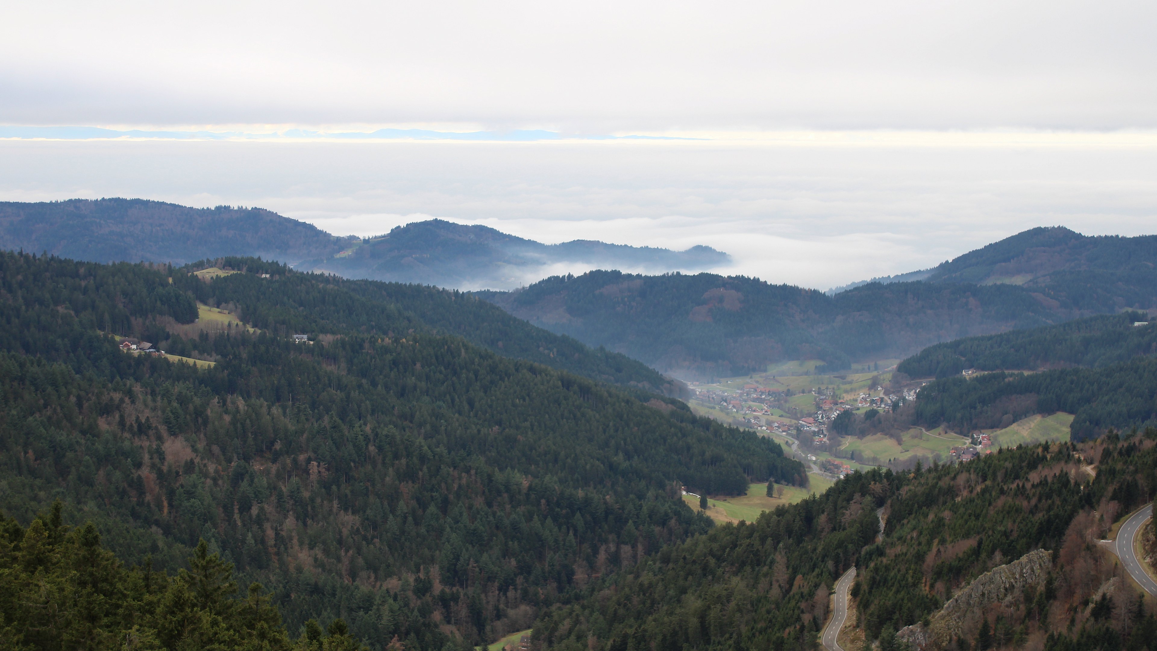 Dieses Bild zeigt eine Webcam-Aufnahme vom Achertal, aufgenommen am Donnerstag, den 04.12.2025 um 12:00 Uhr. Die Temperatur betrug 1.9°C.