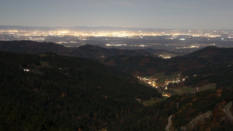 Dieses Bild zeigt eine Webcam-Aufnahme vom Achertal, aufgenommen am Dienstag, den 04.11.2025 um 20:00 Uhr. Die Temperatur betrug 12.2°C.