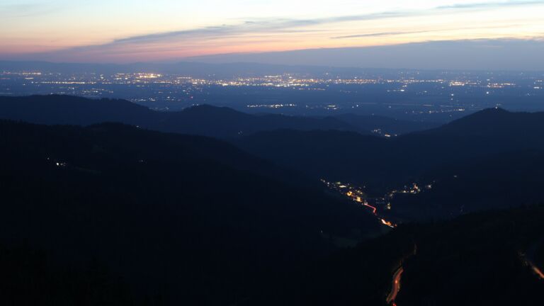 Dieses Bild zeigt eine Webcam-Aufnahme vom Achertal, aufgenommen am Freitag, den 08.08.2025 um 21:50 Uhr. Die Temperatur betrug 21.4°C.
