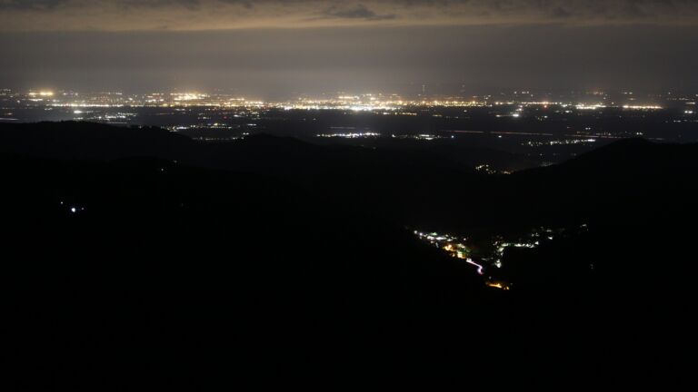 Dieses Bild zeigt eine Webcam-Aufnahme vom Achertal, aufgenommen am Samstag, den 18.04.2026 um 03:30 Uhr. Die Temperatur betrug 12.1°C.