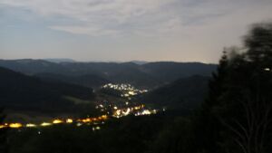 Dieses Bild zeigt eine Webcam-Aufnahme vom Achertal, aufgenommen am Sonntag, den 02.08.2026 um 03:30 Uhr. Die Temperatur betrug 19°C.