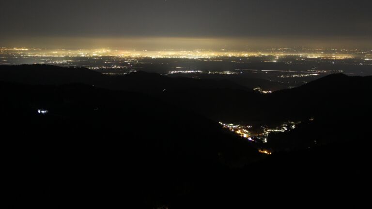 Dieses Bild zeigt eine Webcam-Aufnahme vom Achertal, aufgenommen am Dienstag, den 18.11.2025 um 21:30 Uhr. Die Temperatur betrug -3.4°C.