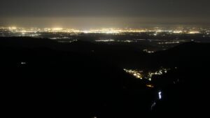 Dieses Bild zeigt eine Webcam-Aufnahme vom Achertal, aufgenommen am Mittwoch, den 08.04.2026 um 23:00 Uhr. Die Temperatur betrug 9.6°C.