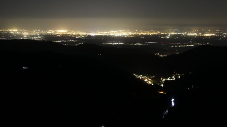 Dieses Bild zeigt eine Webcam-Aufnahme vom Achertal, aufgenommen am Mittwoch, den 08.04.2026 um 23:00 Uhr. Die Temperatur betrug 9.6°C.