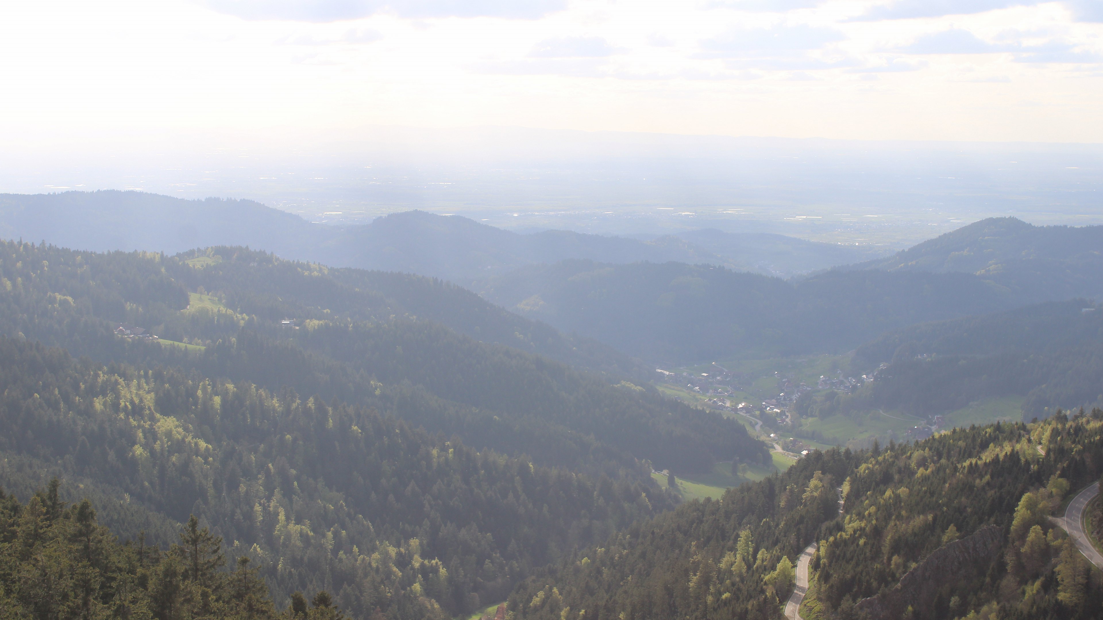 Dieses Bild zeigt eine Webcam-Aufnahme vom Achertal, aufgenommen am Sonntag, den 19.04.2026 um 18:10 Uhr. Die Temperatur betrug 8.1°C.