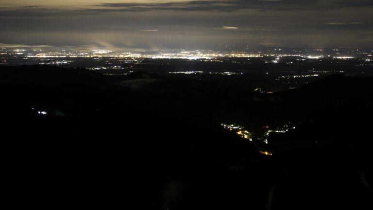 Dieses Bild zeigt eine Webcam-Aufnahme vom Achertal, aufgenommen am Sonntag, den 02.11.2025 um 03:30 Uhr. Die Temperatur betrug 5.9°C.