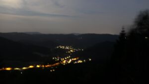 Dieses Bild zeigt eine Webcam-Aufnahme vom Achertal, aufgenommen am Donnerstag, den 25.06.2026 um 23:00 Uhr. Die Temperatur betrug 27.9°C.