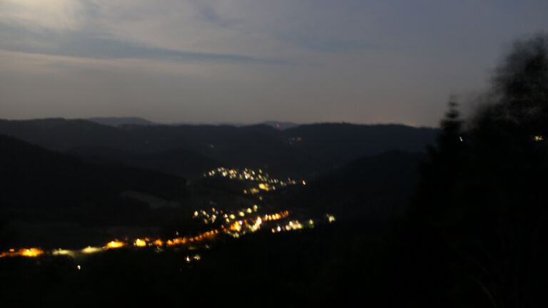 Dieses Bild zeigt eine Webcam-Aufnahme vom Achertal, aufgenommen am Donnerstag, den 25.06.2026 um 23:00 Uhr. Die Temperatur betrug 27.9°C.