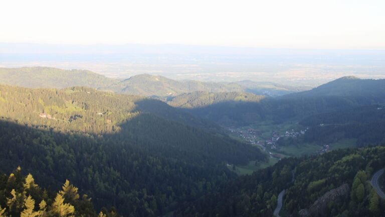 Dieses Bild zeigt eine Webcam-Aufnahme vom Achertal, aufgenommen am Montag, den 27.04.2026 um 07:00 Uhr. Die Temperatur betrug 14.5°C.