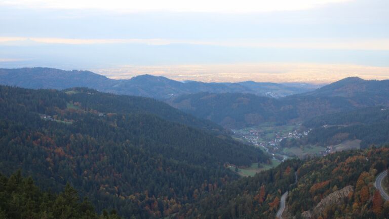 Dieses Bild zeigt eine Webcam-Aufnahme vom Achertal, aufgenommen am Samstag, den 18.10.2025 um 08:40 Uhr. Die Temperatur betrug 4.4°C.