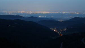 Dieses Bild zeigt eine Webcam-Aufnahme vom Achertal, aufgenommen am Freitag, den 06.03.2026 um 19:00 Uhr. Die Temperatur betrug 10.2°C.