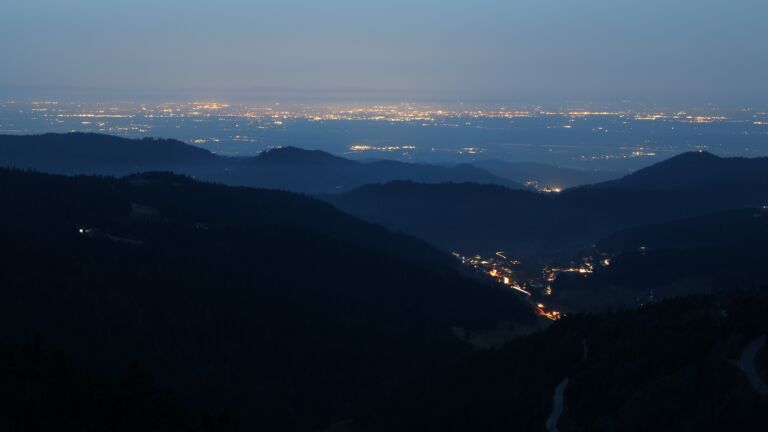 Dieses Bild zeigt eine Webcam-Aufnahme vom Achertal, aufgenommen am Freitag, den 06.03.2026 um 19:00 Uhr. Die Temperatur betrug 10.2°C.