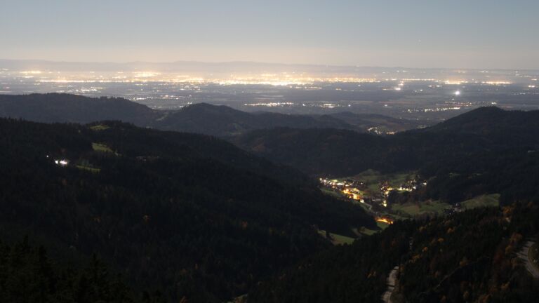 Dieses Bild zeigt eine Webcam-Aufnahme vom Achertal, aufgenommen am Dienstag, den 04.11.2025 um 02:00 Uhr. Die Temperatur betrug 5.8°C.