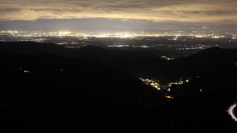 Dieses Bild zeigt eine Webcam-Aufnahme vom Achertal, aufgenommen am Freitag, den 29.08.2025 um 21:30 Uhr. Die Temperatur betrug 10.8°C.