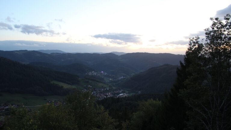 Dieses Bild zeigt eine Webcam-Aufnahme vom Achertal, aufgenommen am Samstag, den 10.10.2026 um 19:10 Uhr. Die Temperatur betrug 8.4°C.