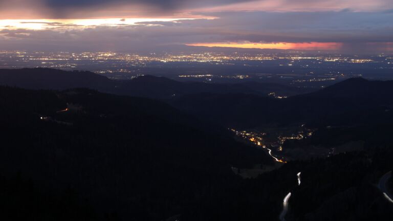 Dieses Bild zeigt eine Webcam-Aufnahme vom Achertal, aufgenommen am Samstag, den 28.02.2026 um 18:50 Uhr. Die Temperatur betrug 3.6°C.