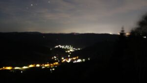 Dieses Bild zeigt eine Webcam-Aufnahme vom Achertal, aufgenommen am Montag, den 08.06.2026 um 02:30 Uhr. Die Temperatur betrug 15.4°C.