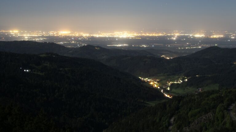 Dieses Bild zeigt eine Webcam-Aufnahme vom Achertal, aufgenommen am Mittwoch, den 29.04.2026 um 23:00 Uhr. Die Temperatur betrug 7.6°C.