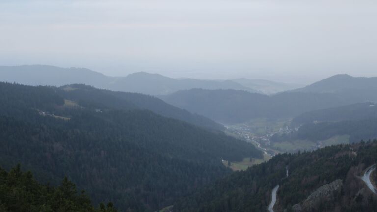 Dieses Bild zeigt eine Webcam-Aufnahme vom Achertal, aufgenommen am Samstag, den 20.12.2025 um 08:40 Uhr. Die Temperatur betrug 4.9°C.