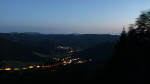Dieses Bild zeigt eine Webcam-Aufnahme vom Achertal, aufgenommen am Samstag, den 11.07.2026 um 22:30 Uhr. Die Temperatur betrug 23.4°C.