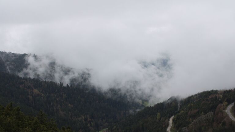 Dieses Bild zeigt eine Webcam-Aufnahme vom Achertal, aufgenommen am Sonntag, den 12.04.2026 um 12:50 Uhr. Die Temperatur betrug 2°C.