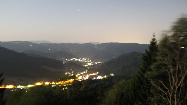 Dieses Bild zeigt eine Webcam-Aufnahme vom Achertal, aufgenommen am Donnerstag, den 30.07.2026 um 23:30 Uhr. Die Temperatur betrug 23.9°C.