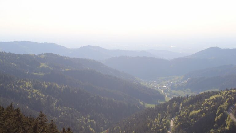 Dieses Bild zeigt eine Webcam-Aufnahme vom Achertal, aufgenommen am Mittwoch, den 30.04.2025 um 19:00 Uhr. Die Temperatur betrug 18.2°C.