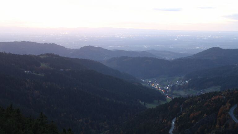Dieses Bild zeigt eine Webcam-Aufnahme vom Achertal, aufgenommen am Freitag, den 24.10.2025 um 18:50 Uhr. Die Temperatur betrug 2.4°C.