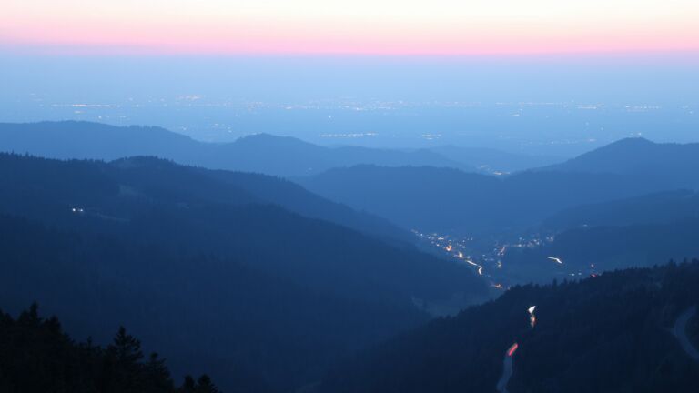 Dieses Bild zeigt eine Webcam-Aufnahme vom Achertal, aufgenommen am Sonntag, den 22.03.2026 um 19:20 Uhr. Die Temperatur betrug 5.4°C.