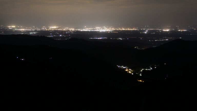 Dieses Bild zeigt eine Webcam-Aufnahme vom Achertal, aufgenommen am Dienstag, den 20.05.2025 um 02:30 Uhr. Die Temperatur betrug 10.8°C.