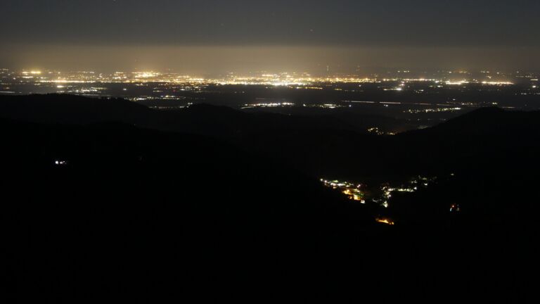 Dieses Bild zeigt eine Webcam-Aufnahme vom Achertal, aufgenommen am Mittwoch, den 08.04.2026 um 03:30 Uhr. Die Temperatur betrug 8°C.