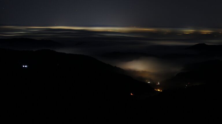 Dieses Bild zeigt eine Webcam-Aufnahme vom Achertal, aufgenommen am Sonntag, den 28.12.2025 um 03:30 Uhr. Die Temperatur betrug 2.5°C.