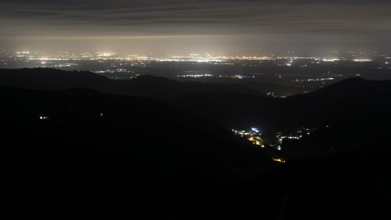 Dieses Bild zeigt eine Webcam-Aufnahme vom Achertal, aufgenommen am Montag, den 06.04.2026 um 02:30 Uhr. Die Temperatur betrug 5°C.