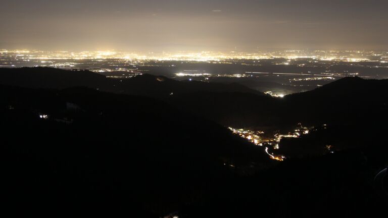 Dieses Bild zeigt eine Webcam-Aufnahme vom Achertal, aufgenommen am Freitag, den 16.01.2026 um 18:40 Uhr. Die Temperatur betrug 5.8°C.