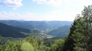 Dieses Bild zeigt eine Webcam-Aufnahme vom Achertal, aufgenommen am Mittwoch, den 08.07.2026 um 17:30 Uhr. Die Temperatur betrug 28.6°C.