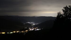 Dieses Bild zeigt eine Webcam-Aufnahme vom Achertal, aufgenommen am Dienstag, den 18.08.2026 um 04:40 Uhr. Die Temperatur betrug 17°C.