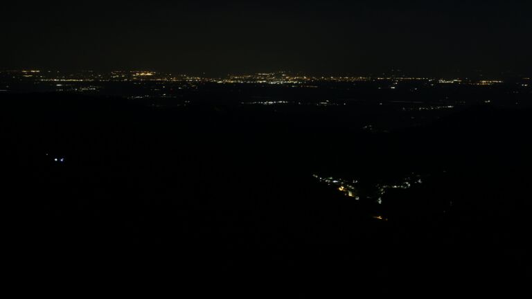 Dieses Bild zeigt eine Webcam-Aufnahme vom Achertal, aufgenommen am Mittwoch, den 22.04.2026 um 00:00 Uhr. Die Temperatur betrug 2.1°C.