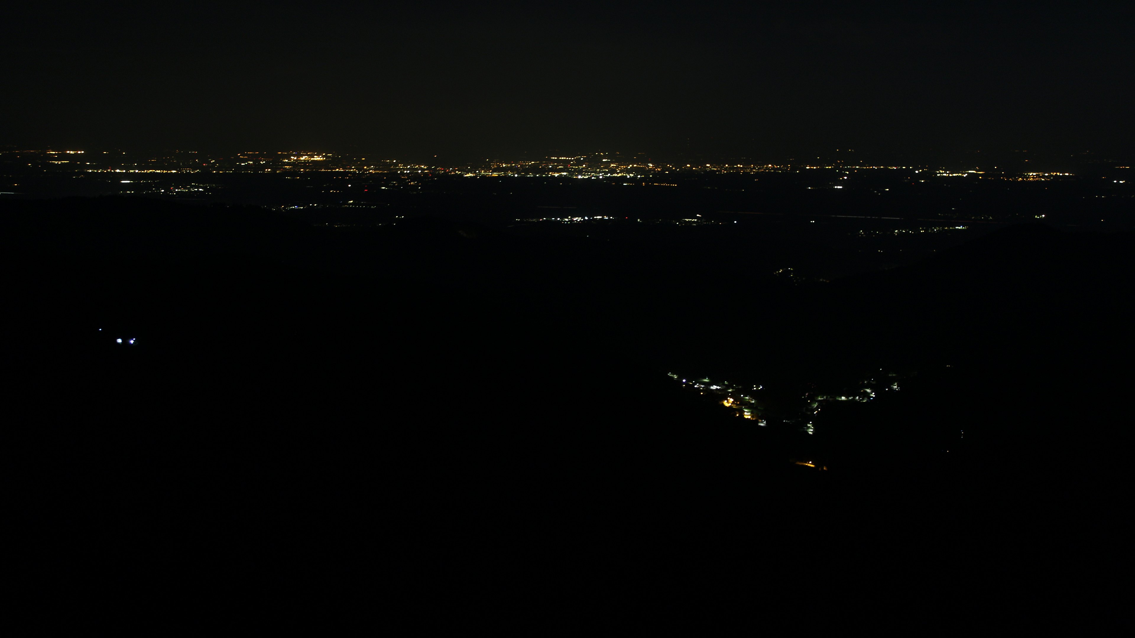 Dieses Bild zeigt eine Webcam-Aufnahme vom Achertal, aufgenommen am Mittwoch, den 22.04.2026 um 00:00 Uhr. Die Temperatur betrug 2.1°C.