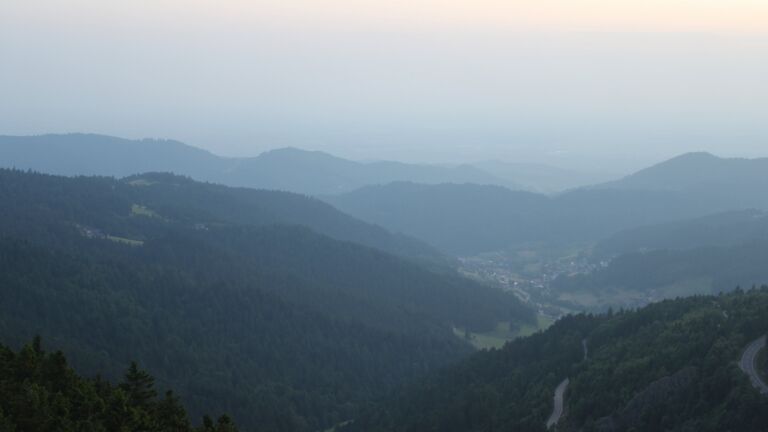 Dieses Bild zeigt eine Webcam-Aufnahme vom Achertal, aufgenommen am Donnerstag, den 12.06.2025 um 21:40 Uhr. Die Temperatur betrug 20.2°C.