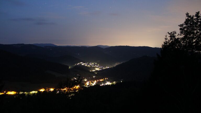 Dieses Bild zeigt eine Webcam-Aufnahme vom Achertal, aufgenommen am Samstag, den 18.07.2026 um 04:10 Uhr. Die Temperatur betrug 16.1°C.