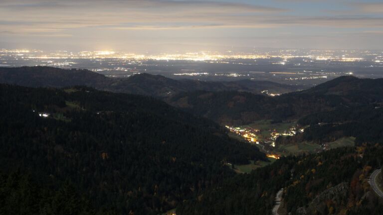 Dieses Bild zeigt eine Webcam-Aufnahme vom Achertal, aufgenommen am Montag, den 03.11.2025 um 22:00 Uhr. Die Temperatur betrug 5.2°C.